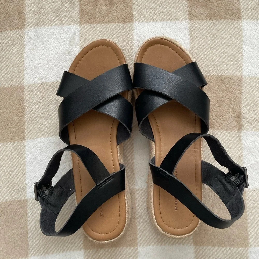 Rock & Candy by ZiGi Deklana 7.5 Black Strappy Sandals 2 inch heels
